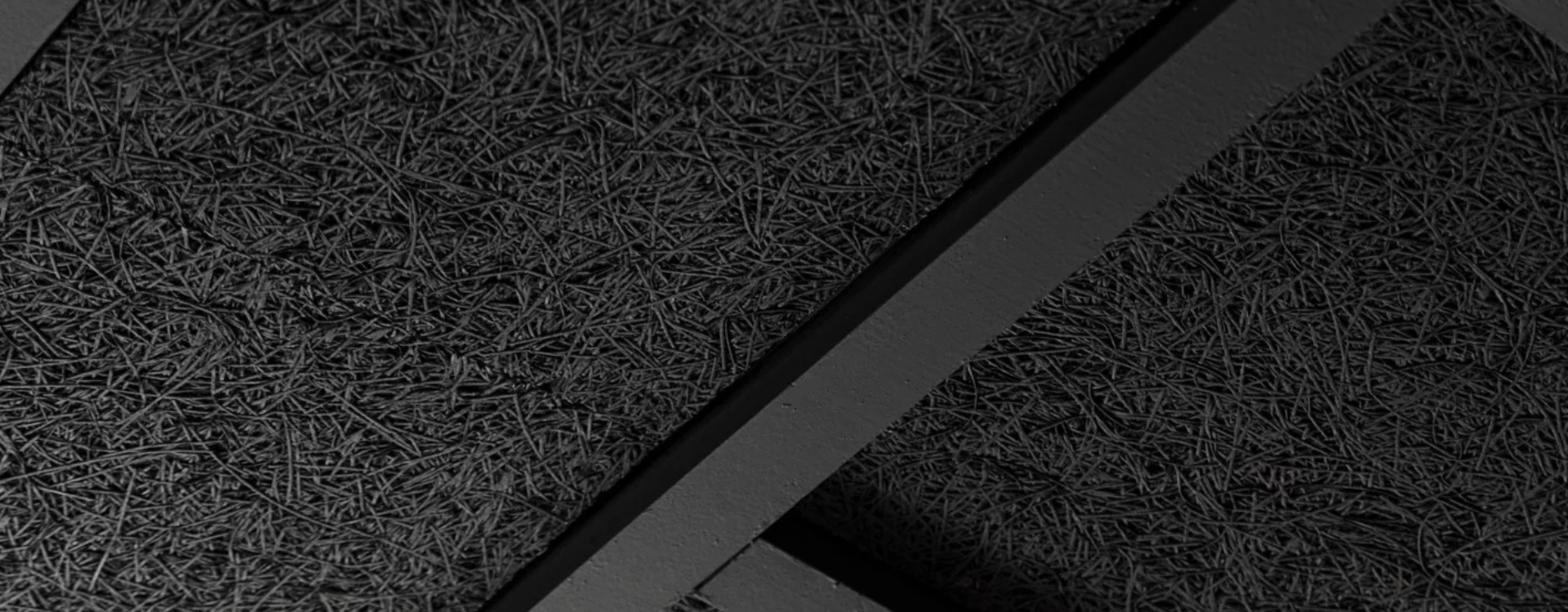 Heraklith houtwolplaten gebruikt voor plafondisolatie in kelder of parkeergarage.