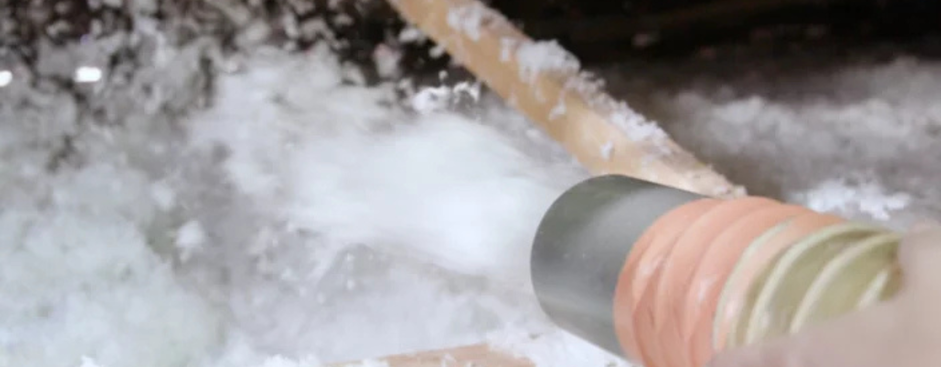 Plaatsing van zoldervloerisolatie door ECO Comfort voor verbeterde energie-efficiëntie en wooncomfort.