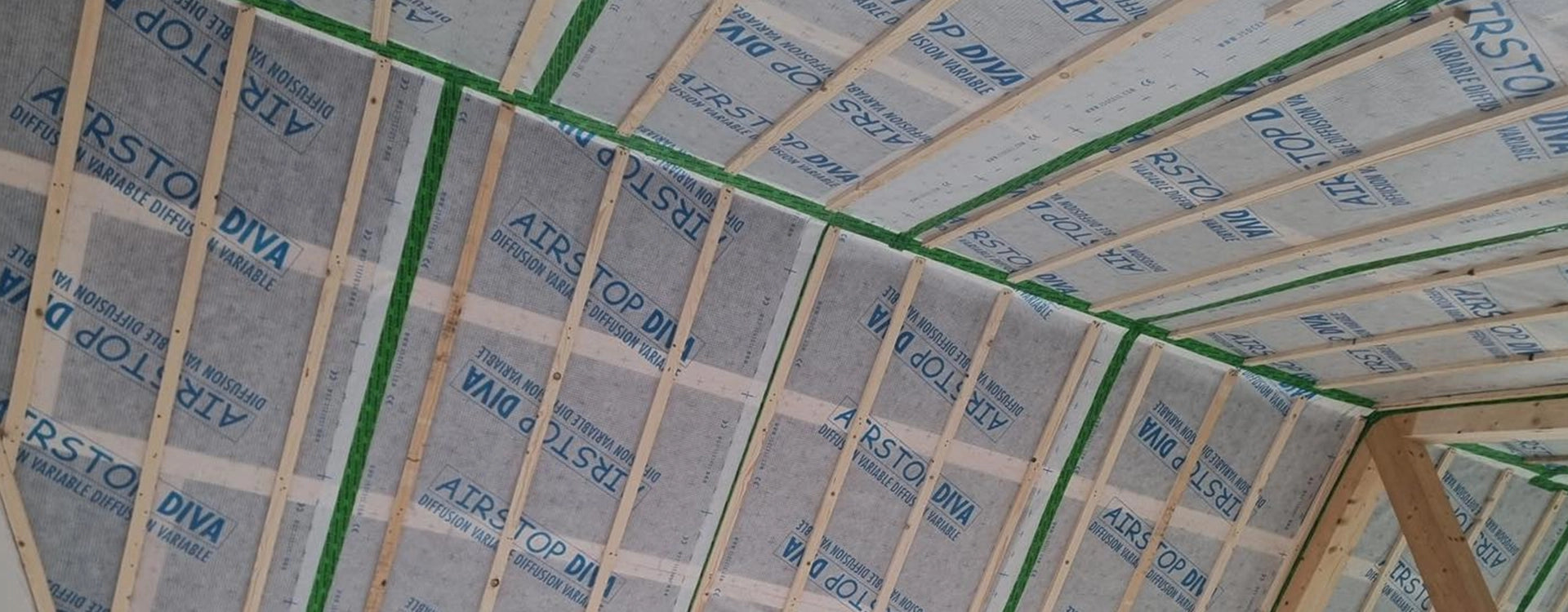 Professionele luchtdichting met Airstop DIVA dampremmende folie, zorgvuldig afgeplakt voor optimale luchtdichtheid.