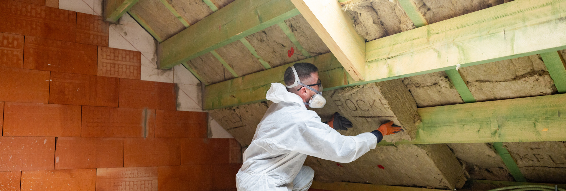 Plaatsing van dakisolatie door ECO Comfort, voor optimale thermische en akoestische prestaties.