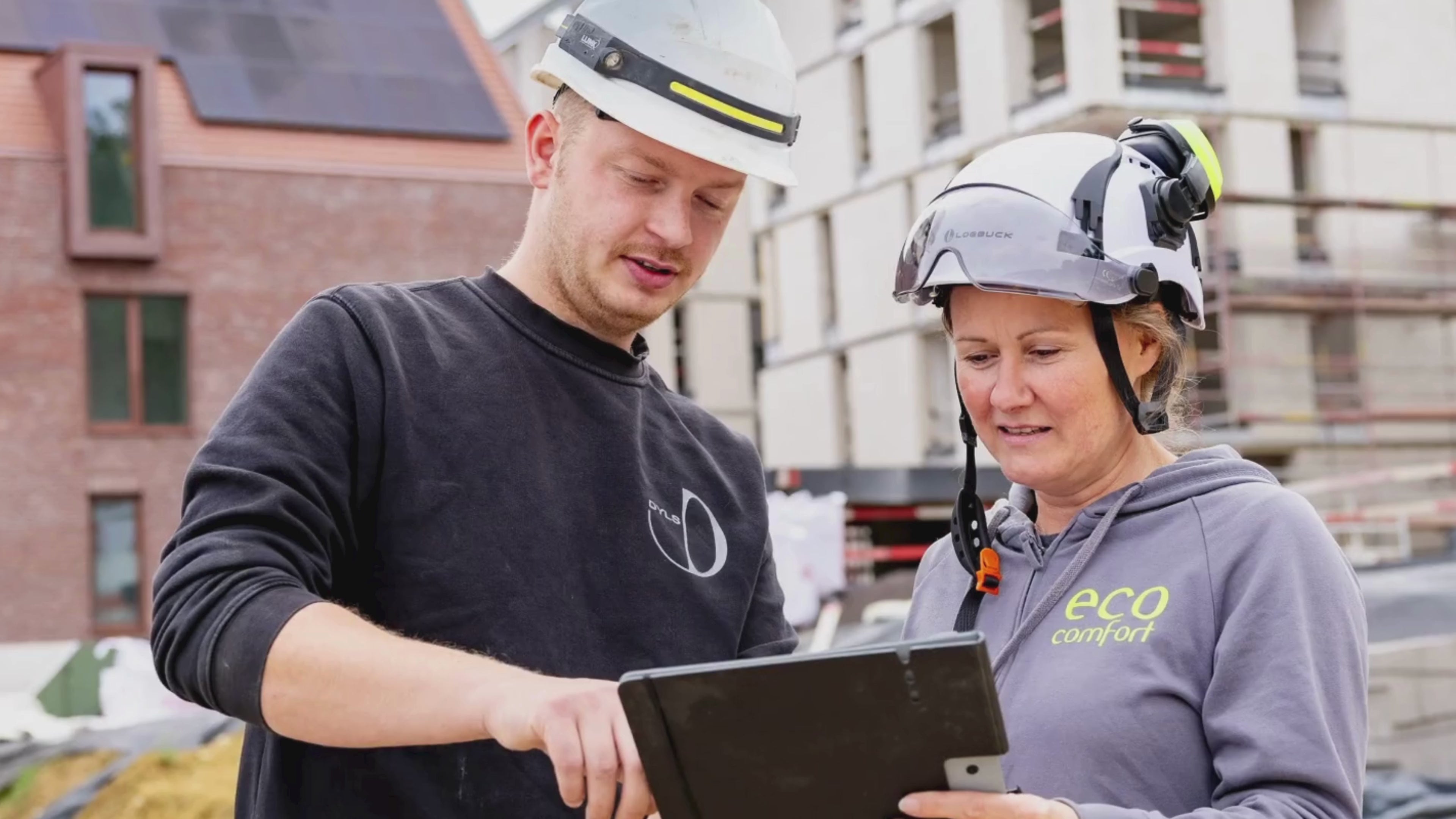 Video laden: Video van het ECO Comfort-team dat technische schachten isoleert met ingeblazen minerale glaswolvezels — van voorbereiding tot uitvoering op de werf.