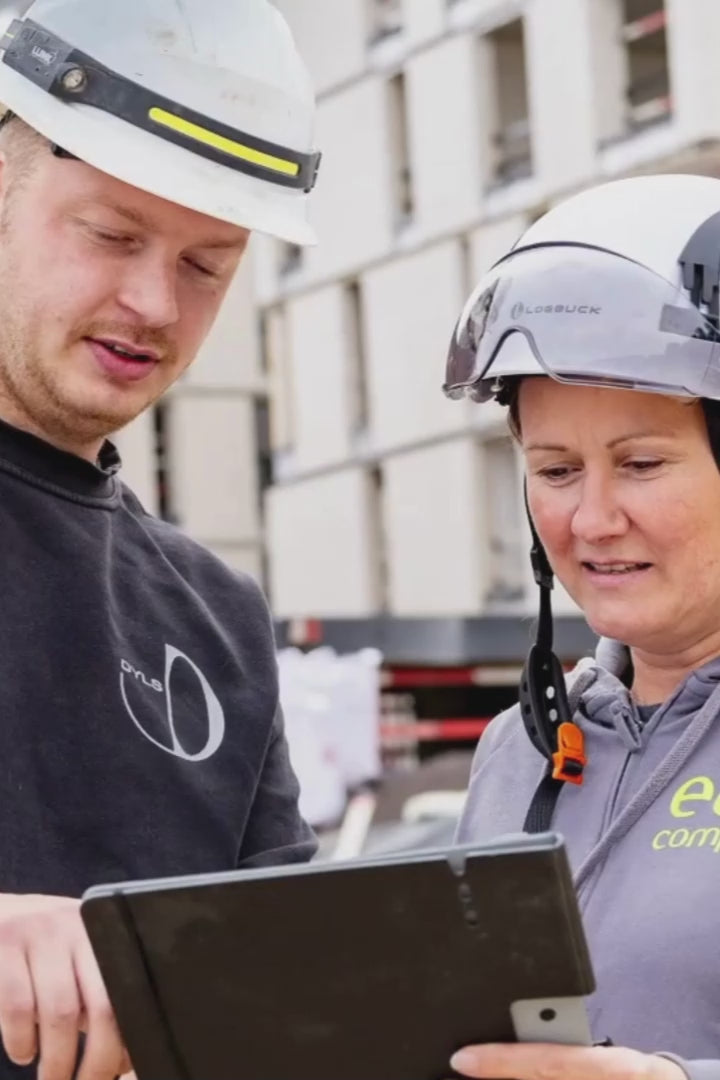 Video van het ECO Comfort-team dat technische schachten isoleert met ingeblazen minerale glaswolvezels — van voorbereiding tot uitvoering op de werf.