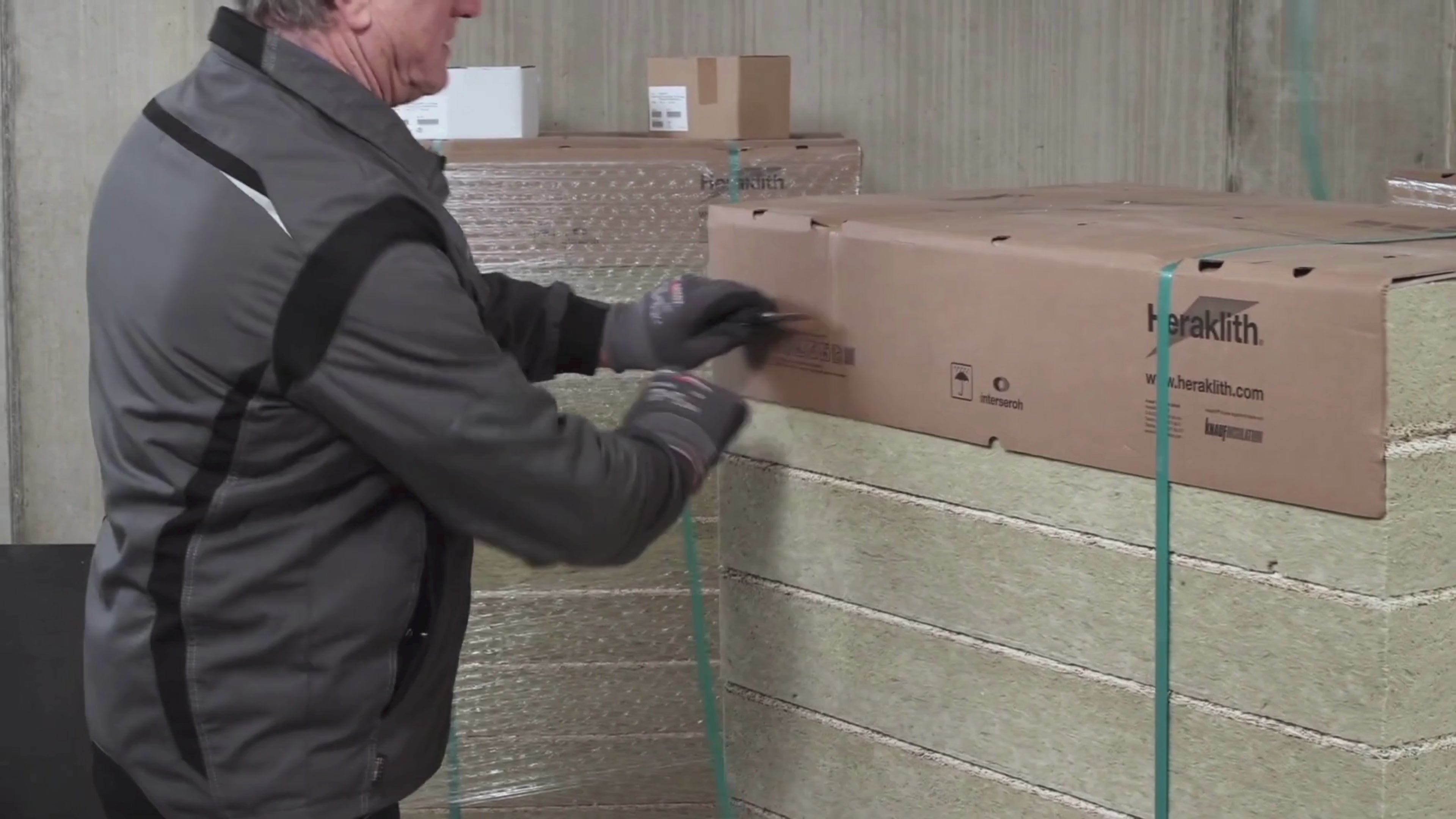 Video laden: Heraklith houtwolplaten gebruikt voor plafondisolatie in kelder of parkeergarage.