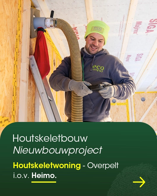 Eco Comfort medewerker legt ter plaatse uit hoe een houtskeletwoning in Overpelt wordt ingeblazen met cellulosevlokken van Isocell — project Heimo, ca. 90 m³.