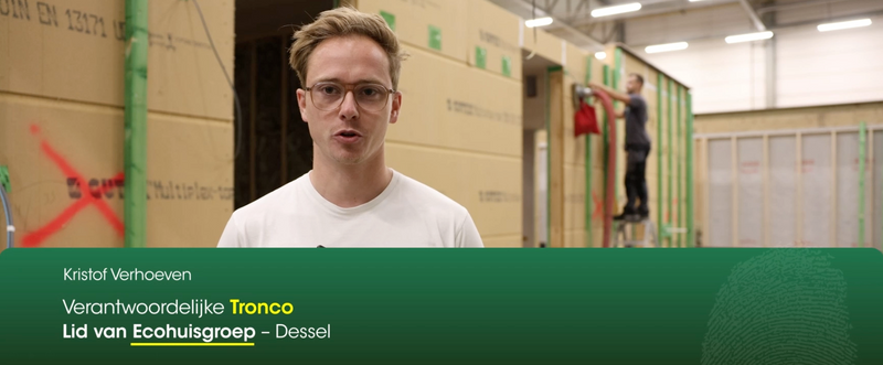 Kristof Verhoeven, verantwoordelijke bij Tronco (lid van de Ecohuis groep), deelt in een testimonialvideo zijn ervaring met Eco Comfort en de samenwerking rond het inblazen van houtskeletunits met cellulose. Hij vertelt waarom Tronco kiest voor Eco Comfort als familiebedrijf met directe communicatie met de zaakvoerders, en benadrukt hun jarenlange tevredenheid over de kwalitatieve expertise binnen de volledige Ecohuis groep.