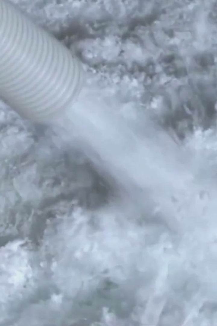 Video laden: Plaatsing van zoldervloerisolatie door ECO Comfort voor verbeterde energie-efficiëntie en wooncomfort.